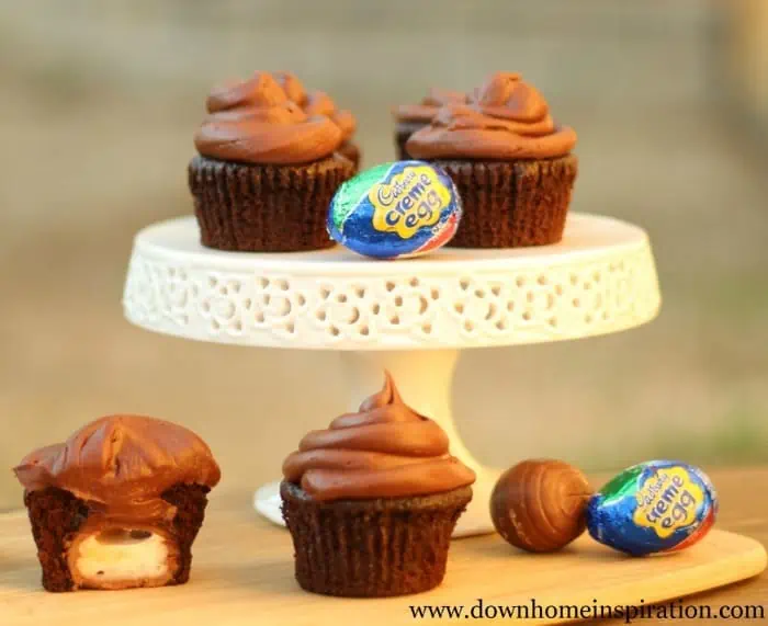 3.23.2014 Cadbury-creme-egg-cupcakes 700x571