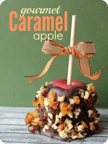 Easy DIY Gourmet Caramel Apple and free printable "Giving Thanks" tag. Great hostess gift for Thanksgiving!