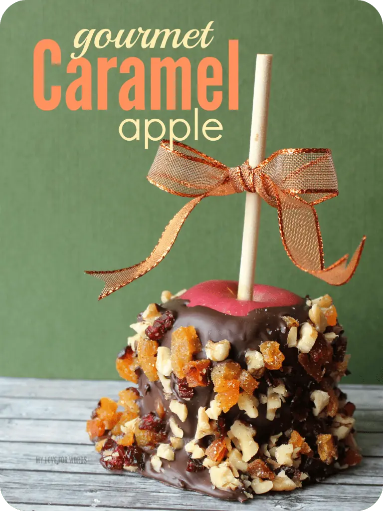 Easy DIY Gourmet Caramel Apple and free printable "Giving Thanks" tag. Great hostess gift for Thanksgiving!