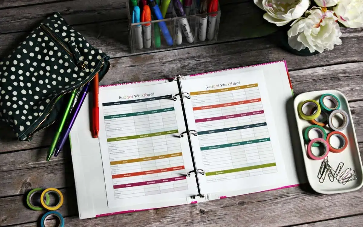 Getting organized just got easier!! This printable planner is perfect for organizing your time, daily, weekly, and monthly activities, cleaning routine, meal planning, finances, kids, pets, passwords, contacts, and more! Just about anything you'd want to schedule can be tracked and organized while reducing the paperwork floating around your home! It has more than 165 different printables and comes in both the standard letter and A5 sizes. Coordinating free printable 2017 calendars are also available on the blog.