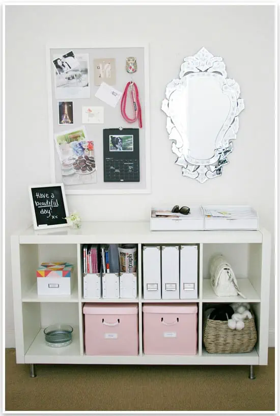 LOVE these ideas for creating a DIY family command center at home! It's the perfect way to keep everyone organized (including kids!) and running smoothly, and such a smart way to use wall space in the kitchen, entryway, or office. Customize it on the cheap with cute printables or framed artwork.