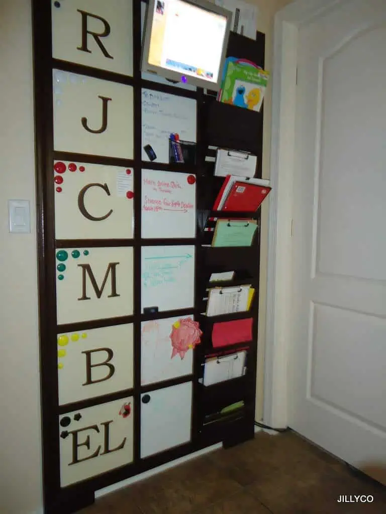 LOVE these ideas for creating a DIY family command center at home! It's the perfect way to keep everyone organized (including kids!) and running smoothly, and such a smart way to use wall space in the kitchen, entryway, or office. Customize it on the cheap with cute printables or framed artwork.