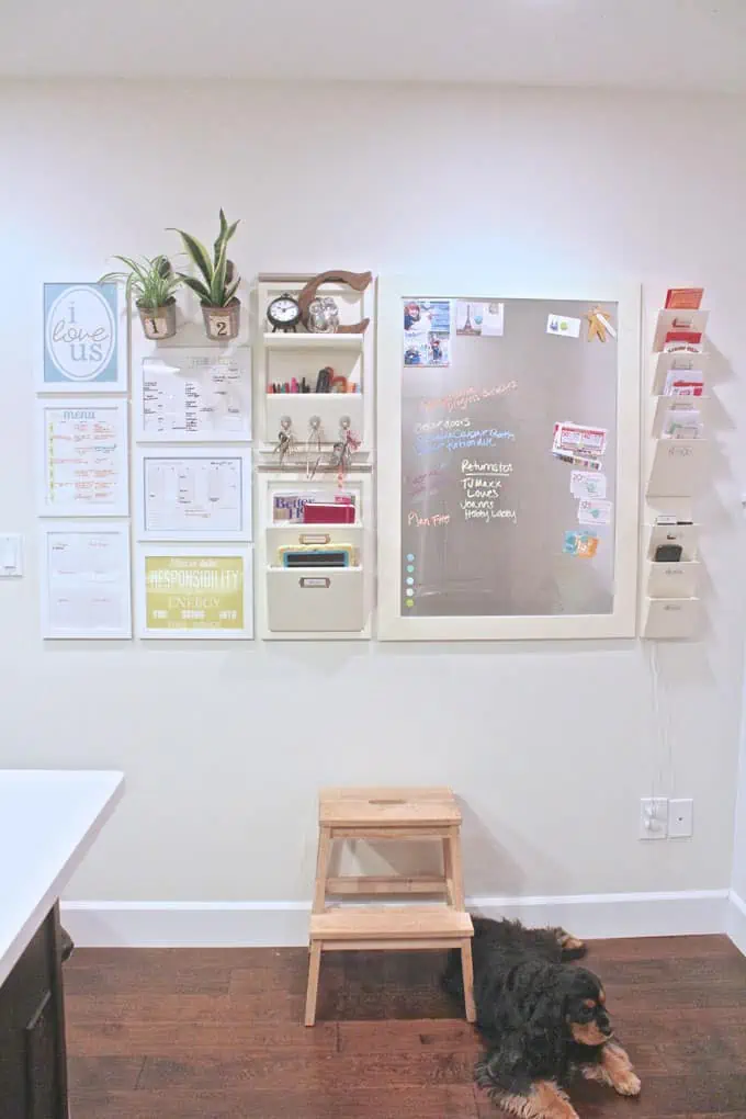 LOVE these ideas for creating a DIY family command center at home! It's the perfect way to keep everyone organized (including kids!) and running smoothly, and such a smart way to use wall space in the kitchen, entryway, or office. Customize it on the cheap with cute printables or framed artwork.