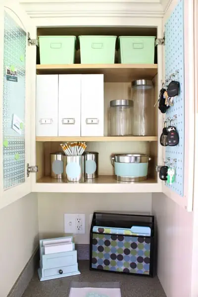 LOVE these ideas for creating a DIY family command center at home! It's the perfect way to keep everyone organized (including kids!) and running smoothly, and such a smart way to use wall space in the kitchen, entryway, or office. Customize it on the cheap with cute printables or framed artwork.