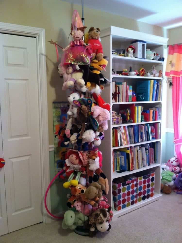 stuffed animal zoo storage from bungee cords and shoe tree
