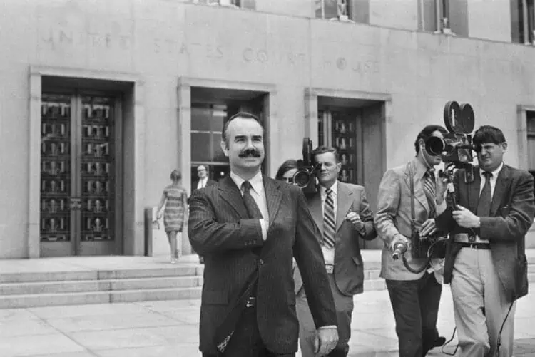watergate scandal Gordon Liddy photo followed by cameras