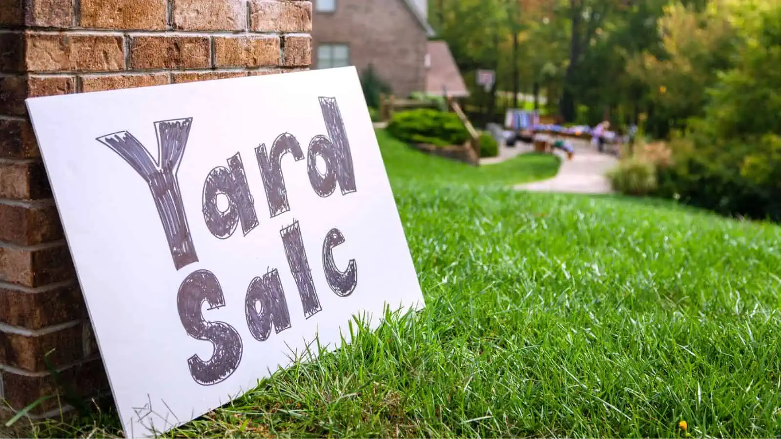 garage sale yard sale sign